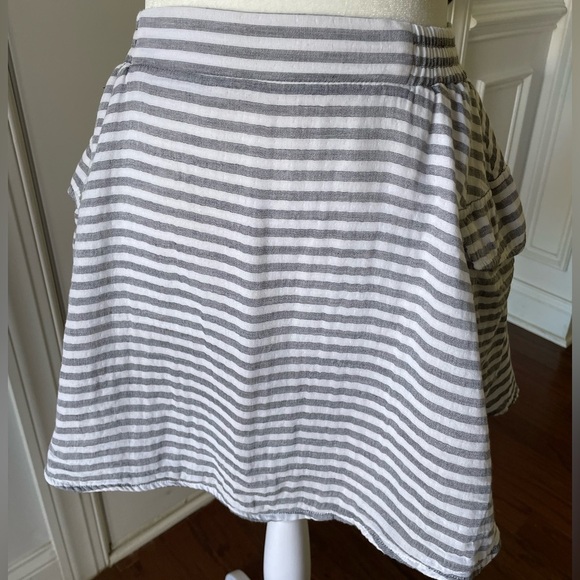 BCBGeneration Women's
Cargo A-Line Skirt Gray and White Stripped Size Small - Picture 5 of 7